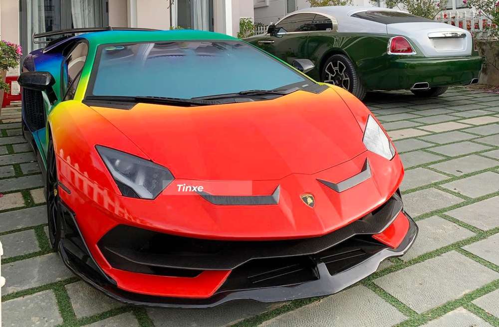Lamborghini Aventador SVJ và Rolls-Royce Wraith được thay áo bằng phương pháp dán đề-can Lamborghini Aventador SVJ và Rolls-Royce Wraith được thay áo bằng phương pháp dán đề-can