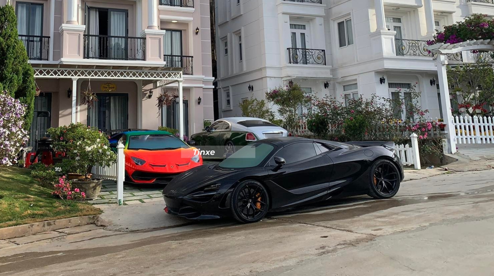 Bộ 3 đỗ cạnh nhau bao gồm McLare 720S Spider màu đen và bên trong là cặp siêu xe cũng như Coupe siêu sang thay áo bằng đề-can màu nổi là Lamborghini Aventador SVJ và Rolls-Royce Wraith.