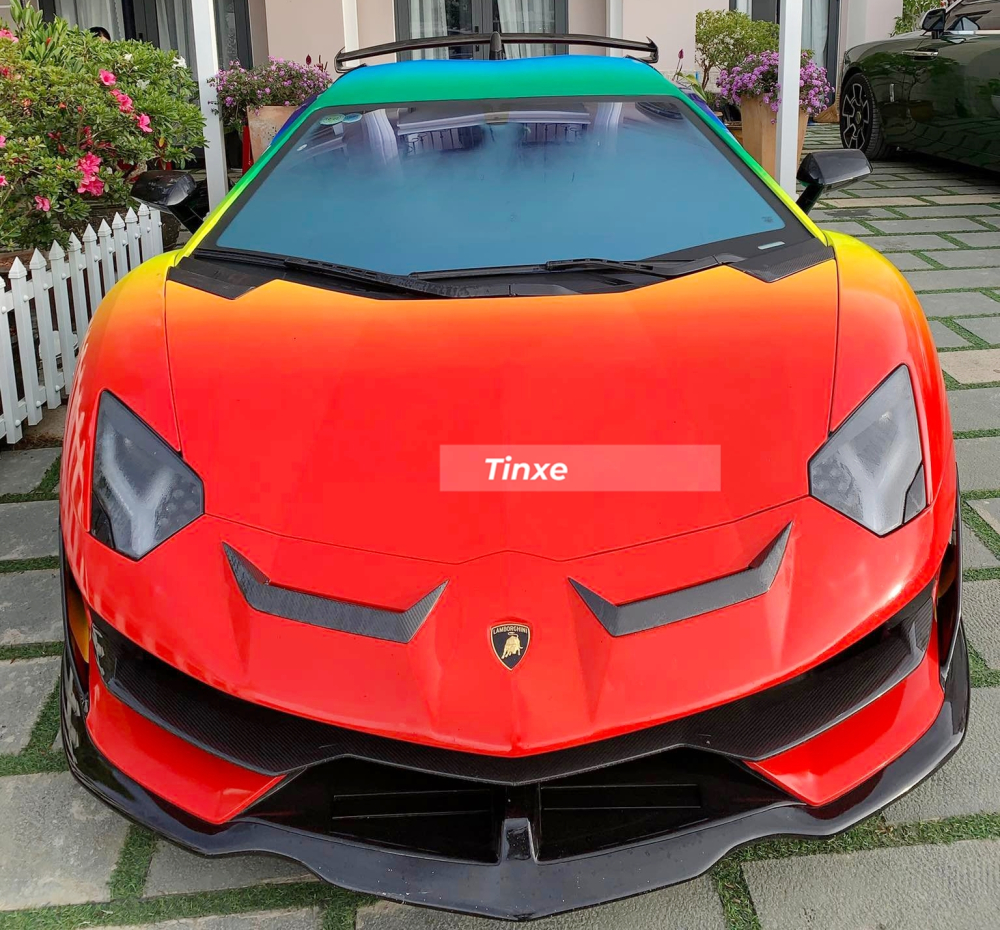 Cận cảnh chiếc xe Lamborghini Aventador SVJ mới dán đổi màu sơn Cận cảnh chiếc xe Lamborghini Aventador SVJ mới dán đổi màu sơn