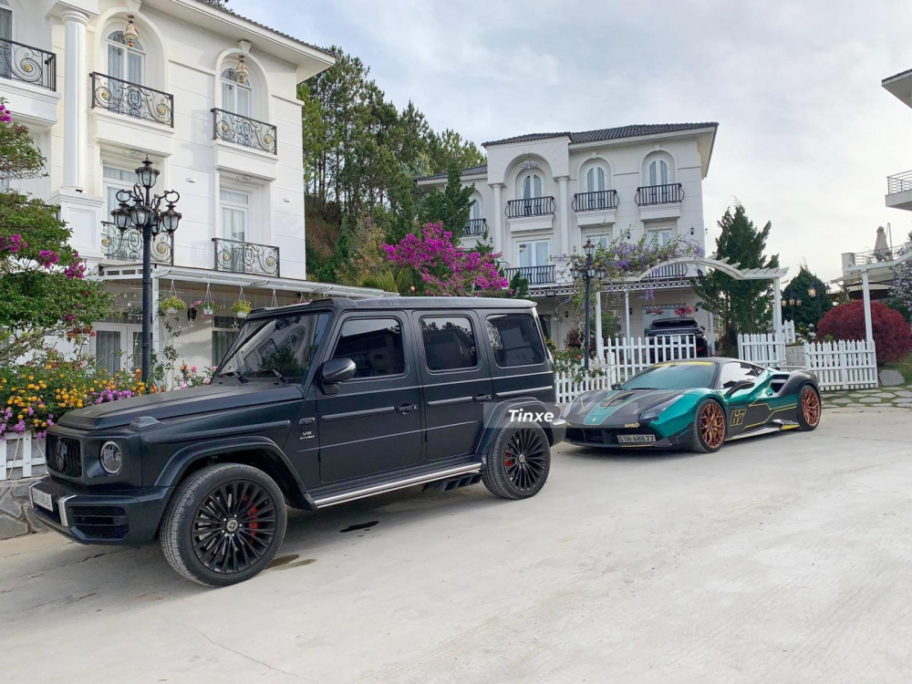 Trong bức ảnh là sự xuất hiện của SUV hạng sang Mercedes-AMG G63 đỗ cùng Ferrari 488 GTB. SUV hạng sang Mercedes-AMG G63 có giá chính hãng gần 11 tỷ đồng tại Việt Nam chưa bao gồm chi phí tùy chọn thêm và đăng ký biển số. Mercedes-AMG G63 được trang bị khối động cơ xăng V8, tăng áp kép, dung tích 4.0 lít, sản sinh công suất tối đa 577 mã lực và mô-men xoắn cực đại 850 Nm. Sức mạnh được truyền tới cả 4 bánh thông qua hộp số tự động AMG Speedshift Plus 9 cấp, cho phép Mercedes-AMG G63 có thể tăng tốc từ vị trí xuất phát lên 100 km/h trong 4,5 giây trước khi đạt vận tốc tối đa 220 km/h