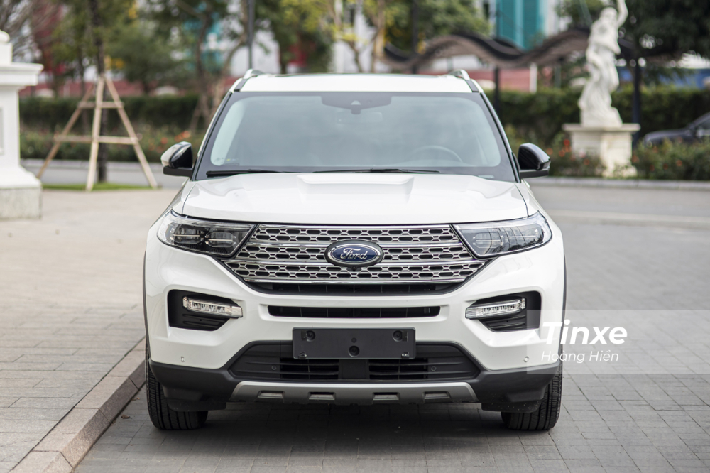 Phần đầu xe c&oacute; sự thay đổi lớn với lưới tản nhiệt mới v&agrave; cụm đ&egrave;n thiết kế mới.