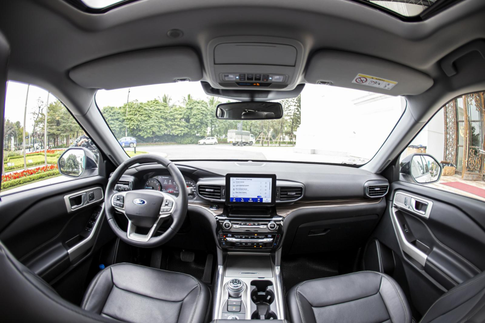 Nội thất b&ecirc;n trong Ford Explorer 2022 đ&atilde; c&oacute; sự thay đổi lớn cả về thiết kế v&agrave; tiện nghi.