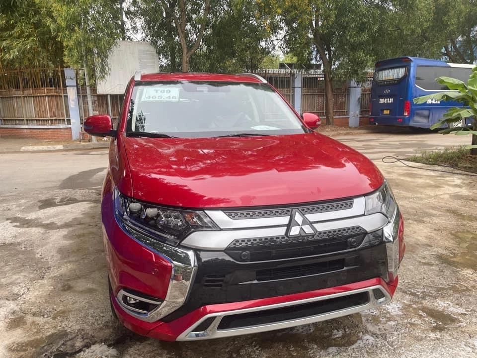Nhiều chi tiết sơn đen bị loại bỏ khiến ngoại thất của Mitsubishi Outlander 2022 không được khỏe khoắn như đời cũ.