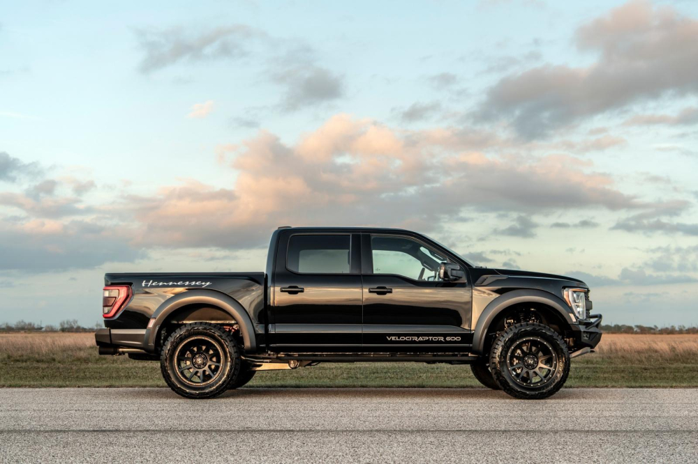 Phía bên của Hennessey VelociRaptor 600 2022