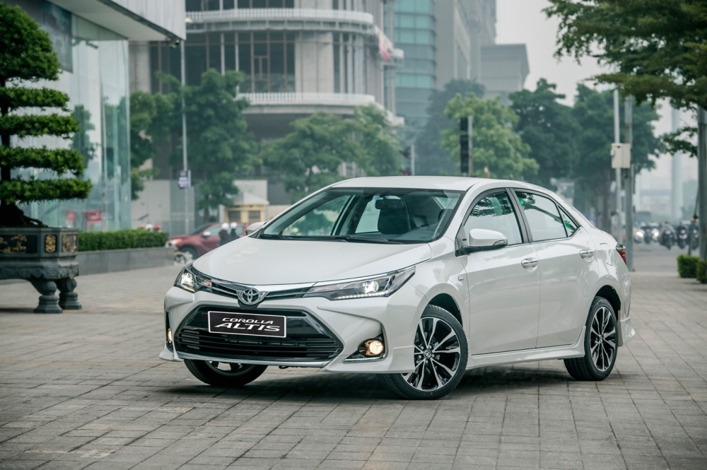 Toyota Corolla Altis hiện đang c&oacute; 2 phi&ecirc;n bản với gi&aacute; b&aacute;n dao động từ 733 &ndash; 763 triệu đồng.