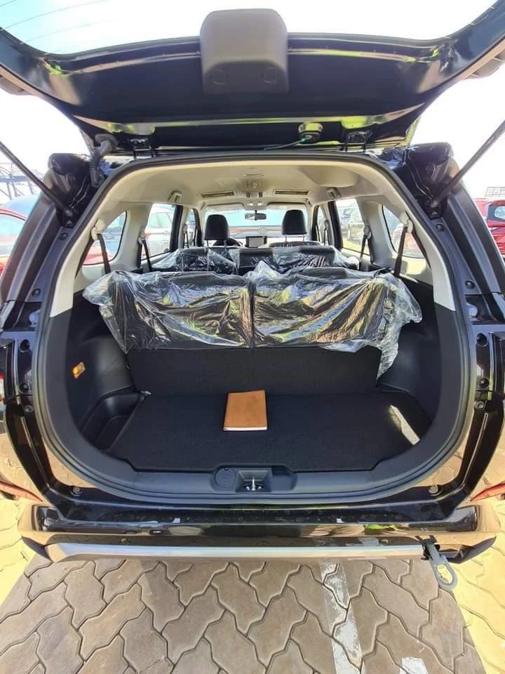Hình ảnh chụp tại cảng không chi tiết, chưa rõ Toyota Veloz Cross về Việt Nam còn được giữ màn hình giải trí gắn trên trần như xe ở thị trường Indonesia hay không.