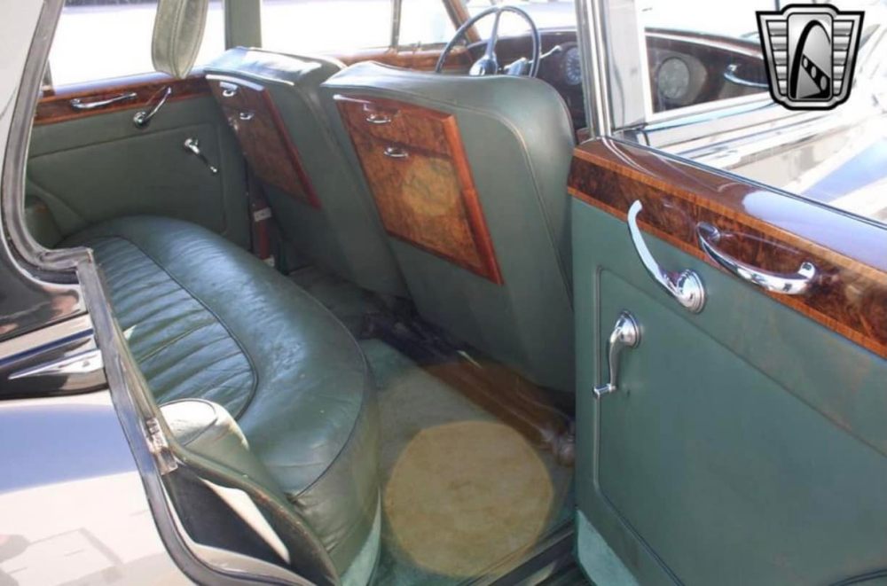 Và đây là khoang hành khách của Rolls-Royce Silver Cloud Và đây là khoang hành khách của Rolls-Royce Silver Cloud