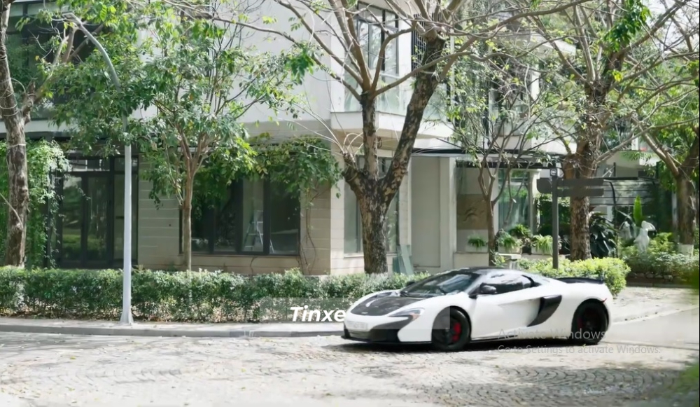 Chiếc xe McLaren 650S Spider xuất hiện trong những gi&acirc;y đầu ti&ecirc;n của MV 