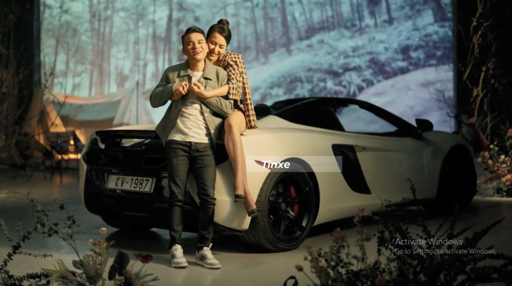 Khắc Việt v&agrave; b&agrave; x&atilde; b&ecirc;n cạnh McLaren 650S Spider