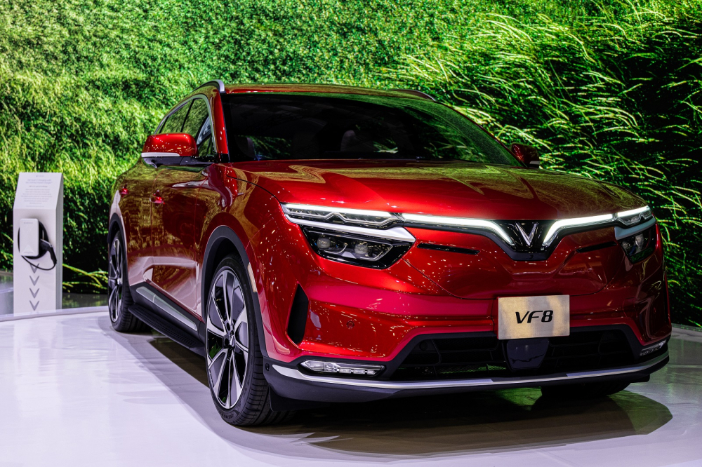 VinFast VF8 được định vị ở phân khúc SUV cỡ D nên phù hợp với nhu cầu của khách Việt hơn VF9, đó là chưa kể giá bán khởi điểm từ 1,057 tỷ và cao nhất chỉ tới 1,237 tỷ đồng.