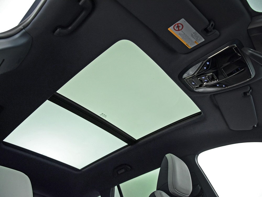 Cửa sổ trời toàn cảnh của Ford Equator Sport 2022