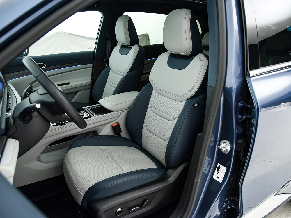 Ghế của Ford Equator Sport 2022 được bọc da phối 2 màu tương phản