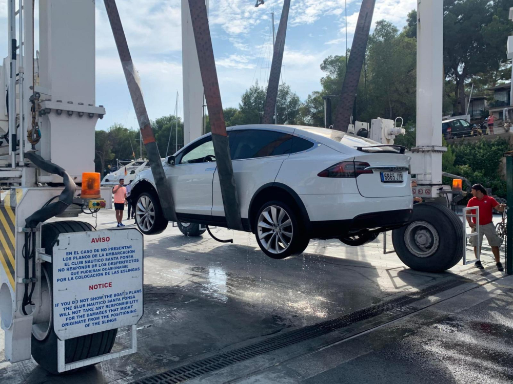 Chiếc Tesla Model X n&agrave;y c&oacute; thể đ&atilde; bị vỡ pin khiến mặt nước s&ocirc;i l&ecirc;n