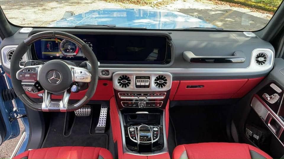 Toàn cảnh khoang lái xe Mercedes-AMG G63 màu xanh China của đại gia Tiền Giang