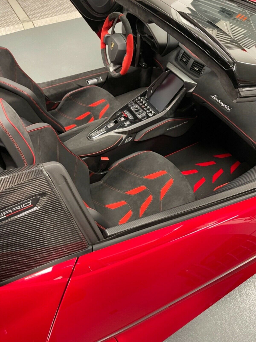 Toàn cảnh khoang lái xe Lamborghini Centenario mui trần
