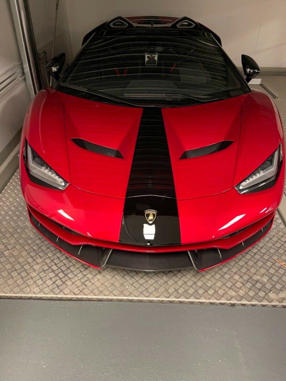 Đơn vị nhập McLaren Senna, Koenigsegg Regera về nước tiếp tục chào bom tấn Lamborghini Centenario Roadster với đại gia Việt