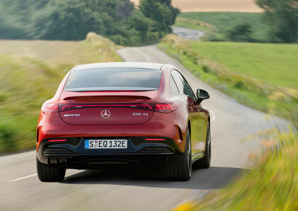 Mercedes-AMG EQE 43 4MATIC 2023 c&oacute; thể chạy tối đa 533 km sau khi sạc pin