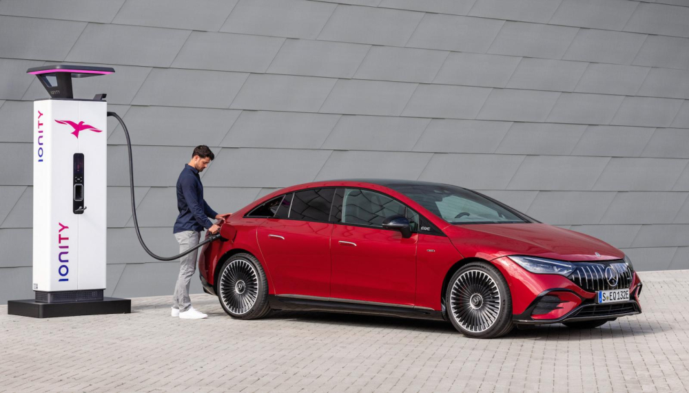 Mercedes-AMG EQE 43 4MATIC 2023 c&oacute; hệ thống sạc nhanh 170 kW