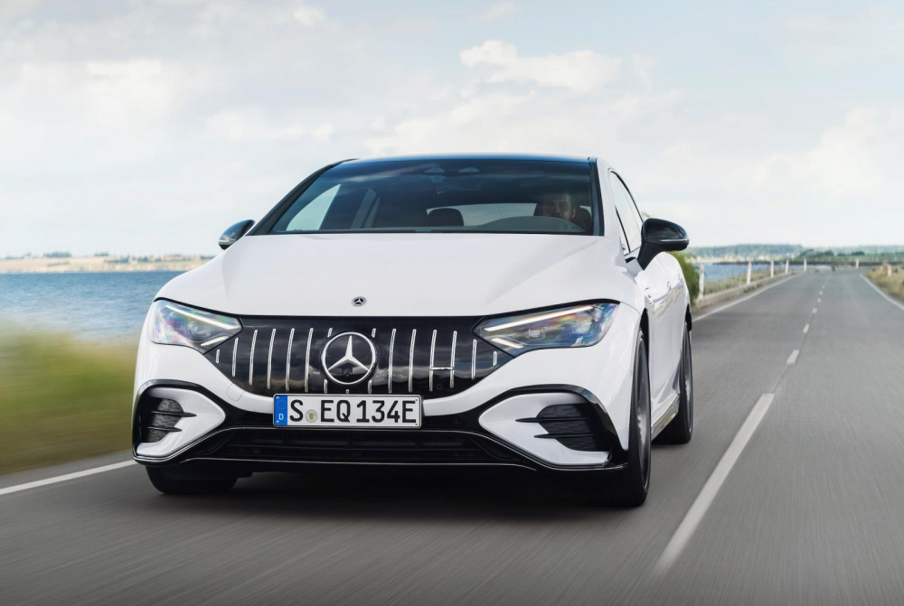 Cận cảnh thiết kế đầu xe của Mercedes-AMG EQE 2023