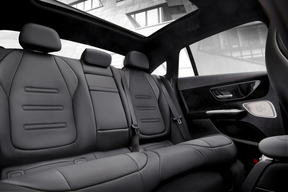 Ghế sau v&agrave; cửa sổ trời to&agrave;n cảnh của Mercedes-AMG EQE 2023 