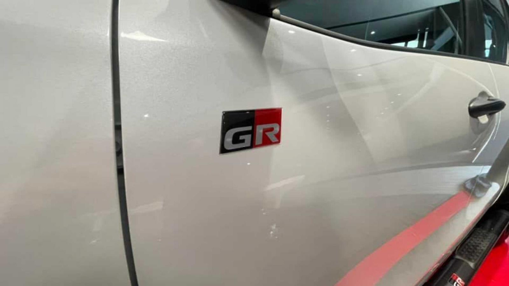 Logo GR tr&ecirc;n cửa của Toyota Hilux GR Sport 2022
