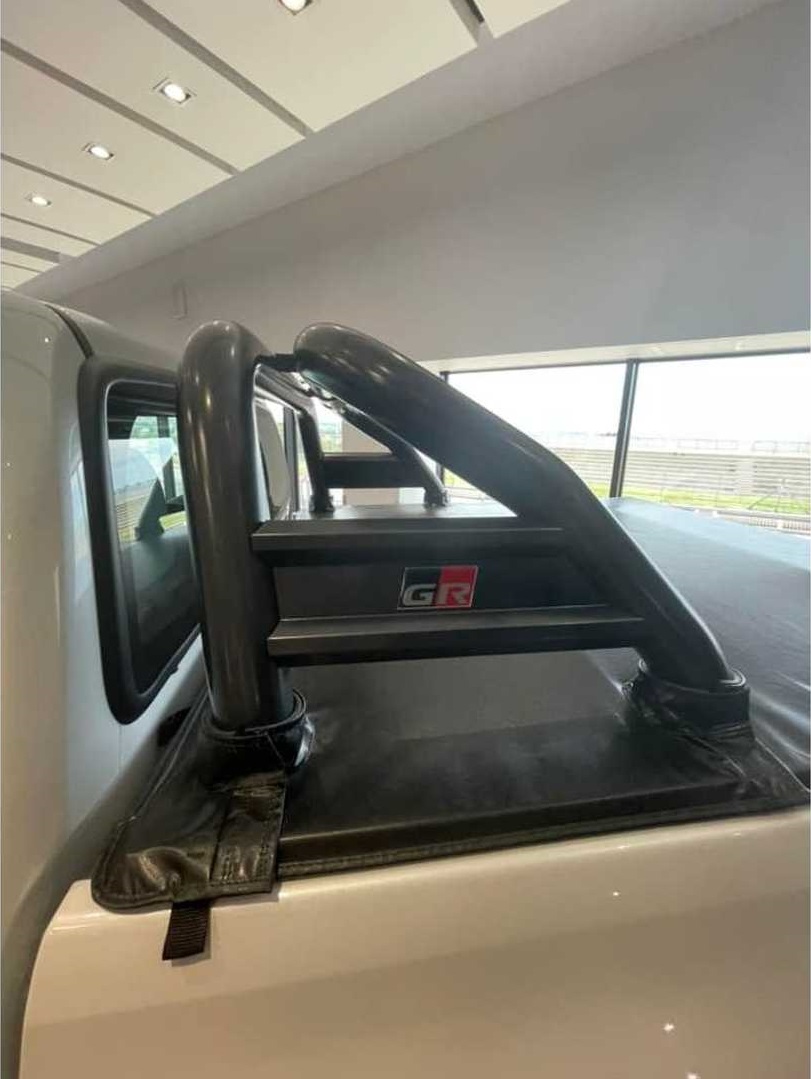 Logo GR tr&ecirc;n thanh thể thao của Toyota Hilux GR Sport 2022