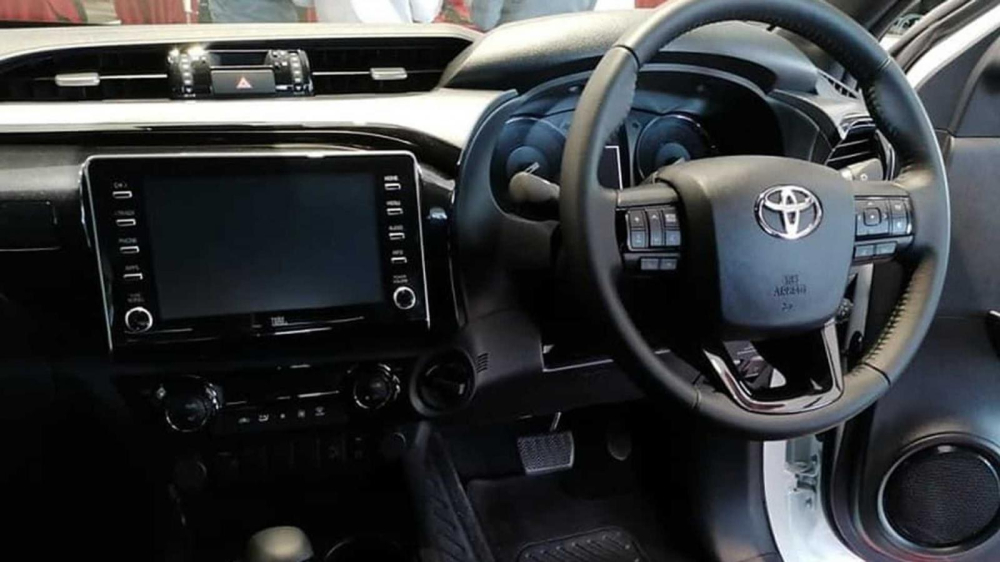 Nội thất b&ecirc;n trong Toyota Hilux GR Sport 2022 d&agrave;nh cho Nam Phi