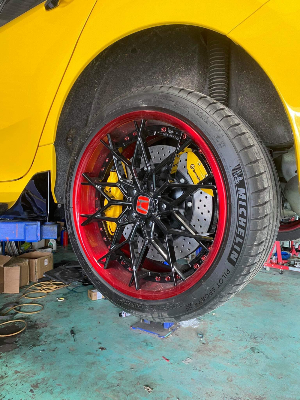 Chủ xe còn độ phuộc nâng hạ gầm cho xe