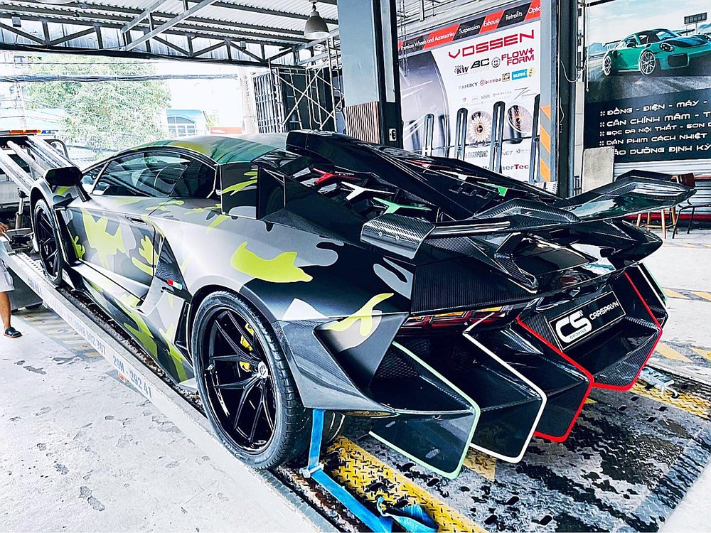 Lamborghini Aventador LP700-4 mang gói độ Duke Dynamics lúc mang áo rằn ri nhìn từ đuôi xe