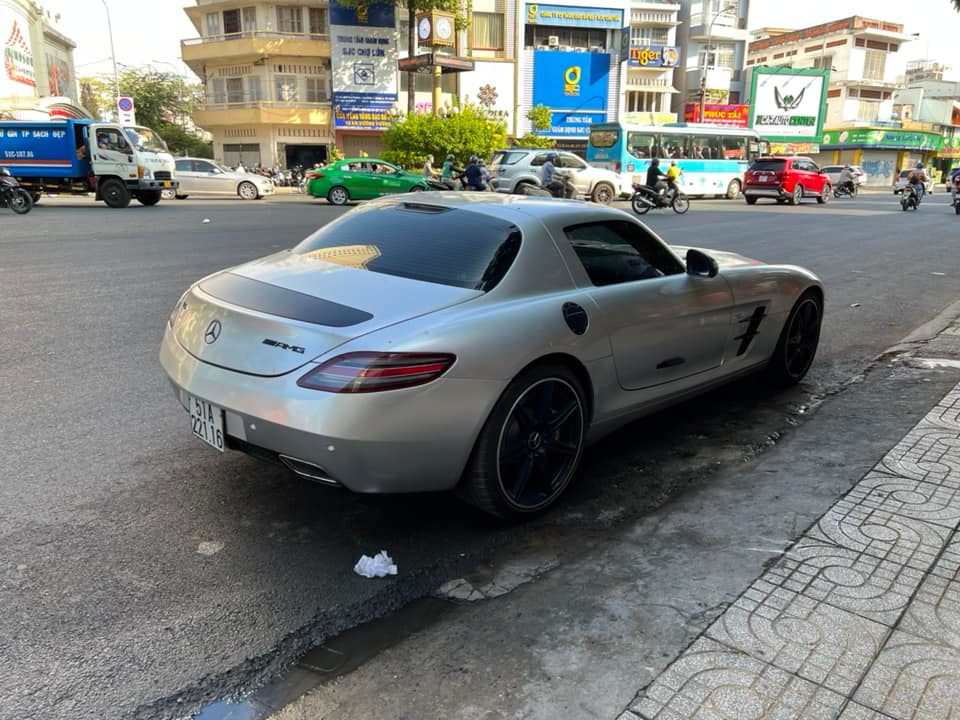 Đặng Lê Nguyên Vũ sở hữu 3 xe Mercedes-Benz SLS AMG cùng một chiếc Mercedes-Benz SLS AMG GT Roadster độc nhất Việt Nam