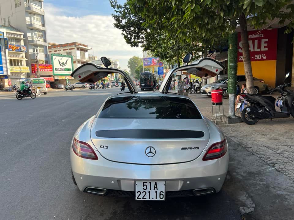 Đây là chiếc siêu xe Mercedes-Benz SLS AMG đầu tiên về nước