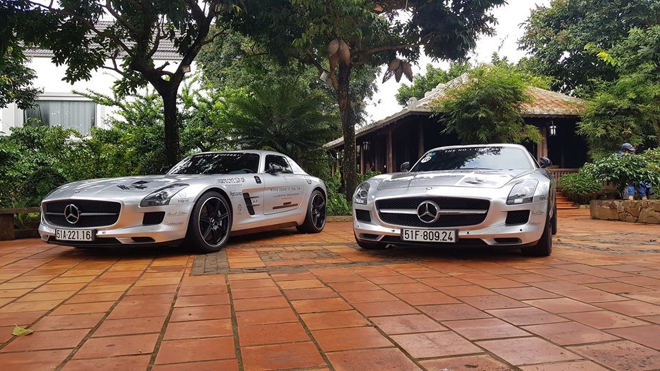 Một cặp xe Mercedes-Benz SLS AMG của Đặng Lê Nguyên Vũ
