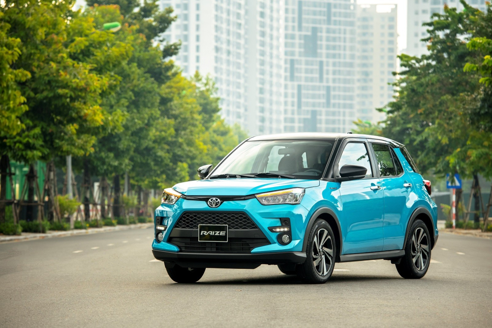 Toyota Raize tưởng chừng như sẽ áp đảo Kia Sonet nhưng vẫn luôn nằm ở “cửa dưới” do thiếu hụt nguồn cung.