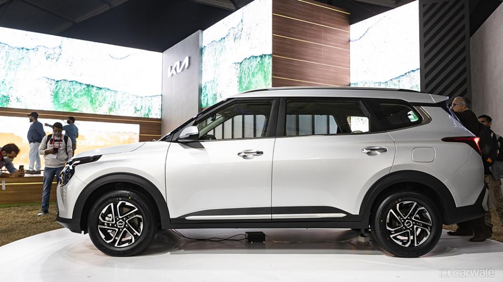 Kia Carens 2022 c&oacute; chiều d&agrave;i cơ sở nhỉnh hơn Mitsubishi Xpander