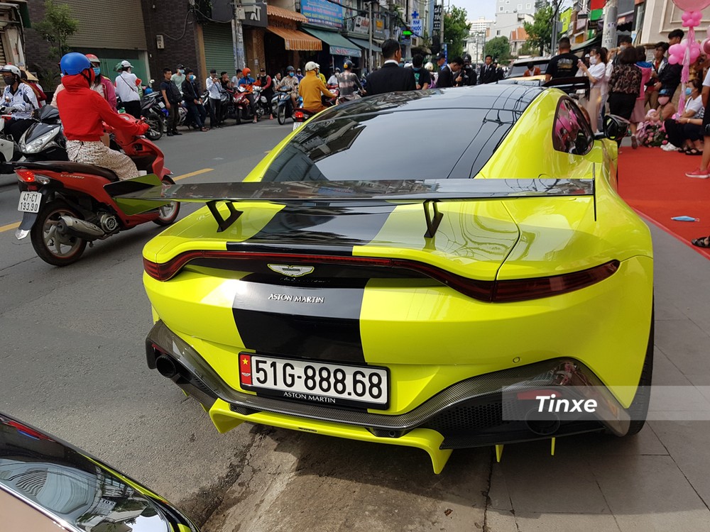 Aston Martin V8 Vantage của Ho&agrave;ng Kim Kh&aacute;nh c&oacute; biển số kh&aacute; đỉnh