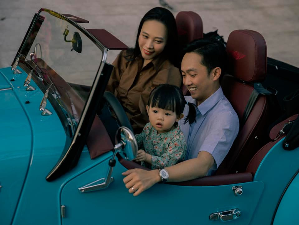 Con g&aacute;i của cặp đ&ocirc;i n&agrave;y rất th&iacute;ch th&uacute; với xe Morgan Plus Four