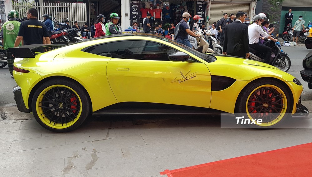 Xe thể thao hạng sang Aston Martin V8 Vantage của Ho&agrave;ng Kim Kh&aacute;nh c&oacute; g&oacute;i độ AMR