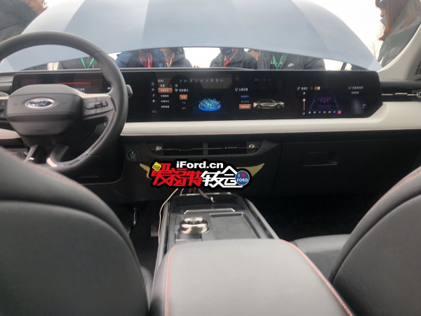 M&agrave;n h&igrave;nh d&agrave;i 1,1 m b&ecirc;n trong Ford Mondeo 2022