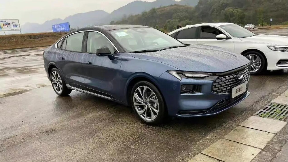 Ford Mondeo 2022 đ&atilde; xuất hiện tại đại l&yacute;, sẵn s&agrave;ng cạnh tranh Toyota Camry v&agrave; Honda Accord