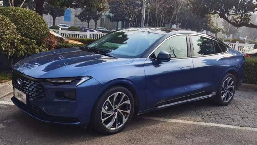 Mondeo 2022 l&agrave; mẫu sedan đầu ti&ecirc;n của h&atilde;ng Ford được &aacute;p dụng ng&ocirc;n ngữ thiết kế Potential Energy Aesthetics