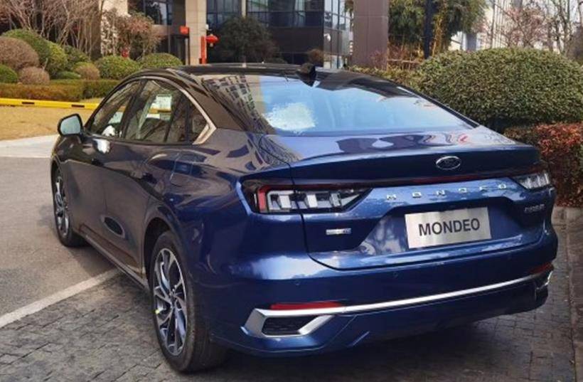 Ford Mondeo 2022 nh&igrave;n từ đằng sau