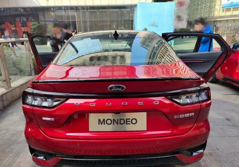 Ford Mondeo ST Line 2022 c&oacute; nhiều chi tiết ngoại thất m&agrave;u đen