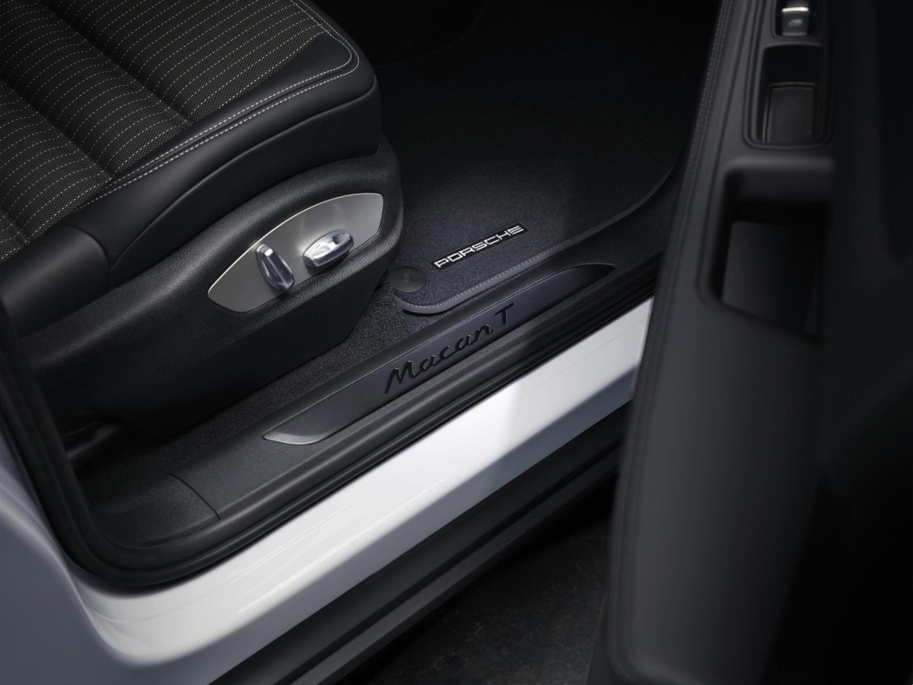Ốp bậc cửa của Porsche Macan T 2022