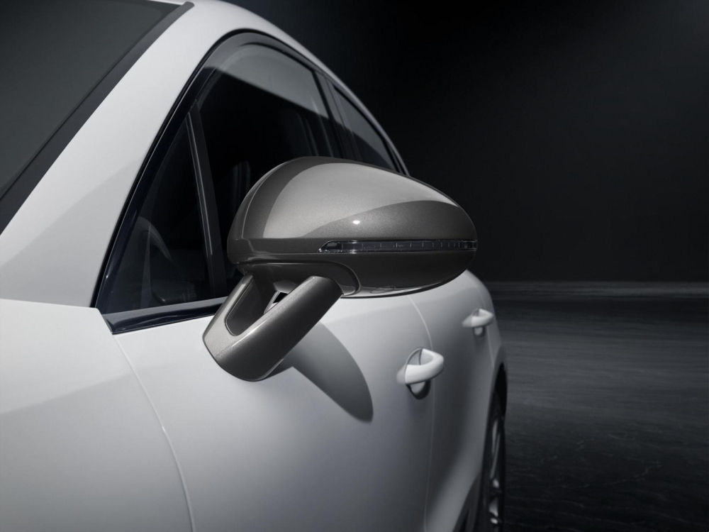 Ốp gương ngoại thất m&agrave;u x&aacute;m của Porsche Macan T 2022