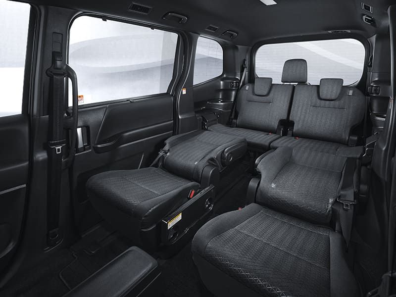 2 ghế giữa của Toyota Voxy 2022 c&oacute; thể ngả về ph&iacute;a sau, tạo th&agrave;nh giường