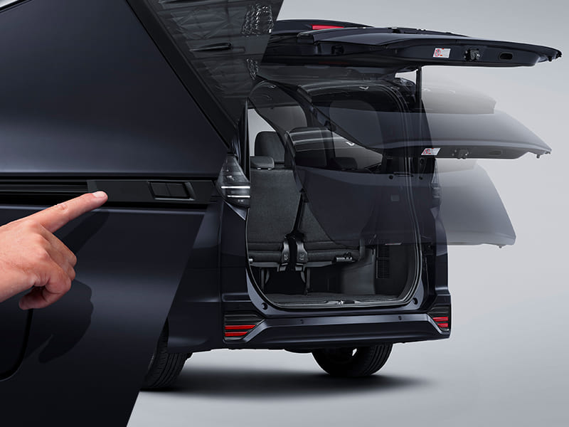 Toyota Voxy 2022 l&agrave; mẫu xe đầu ti&ecirc;n tr&ecirc;n thế giới c&oacute; cửa cốp mở theo &yacute; muốn của người d&ugrave;ng