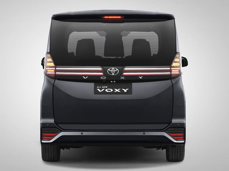 Toyota Voxy 2022 nh&igrave;n từ ph&iacute;a sau
