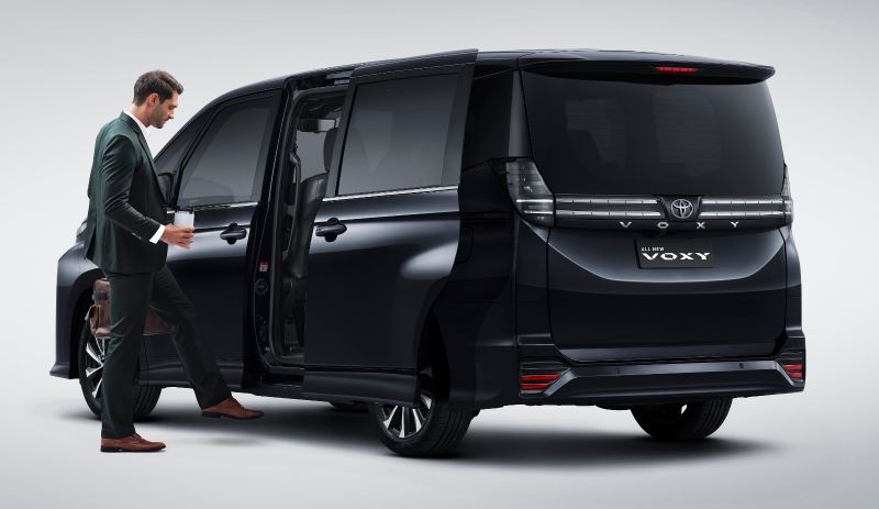 Toyota Voxy 2022 c&oacute; cảm biến đ&aacute; ch&acirc;n dưới cửa trượt b&ecirc;n sườn