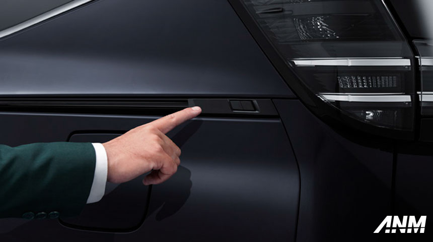 N&uacute;t bấm mở cửa cốp nằm gần cửa hậu b&ecirc;n tr&aacute;i của Toyota Voxy 2022 
