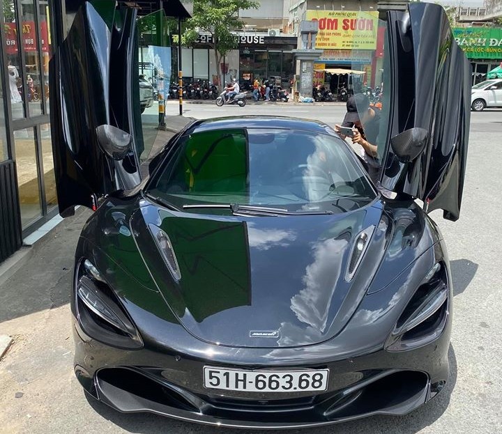 Đ&acirc;y l&agrave; bộ &aacute;o nguy&ecirc;n bản của xe McLaren 720S Spider mới được cho d&aacute;n bộ &aacute;o 7 sắc cầu vồng